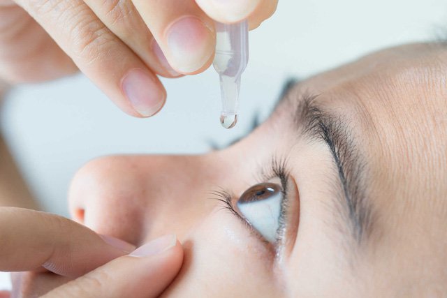 Sử dụng nước mắt nhân tạo trong quá trình điều trị